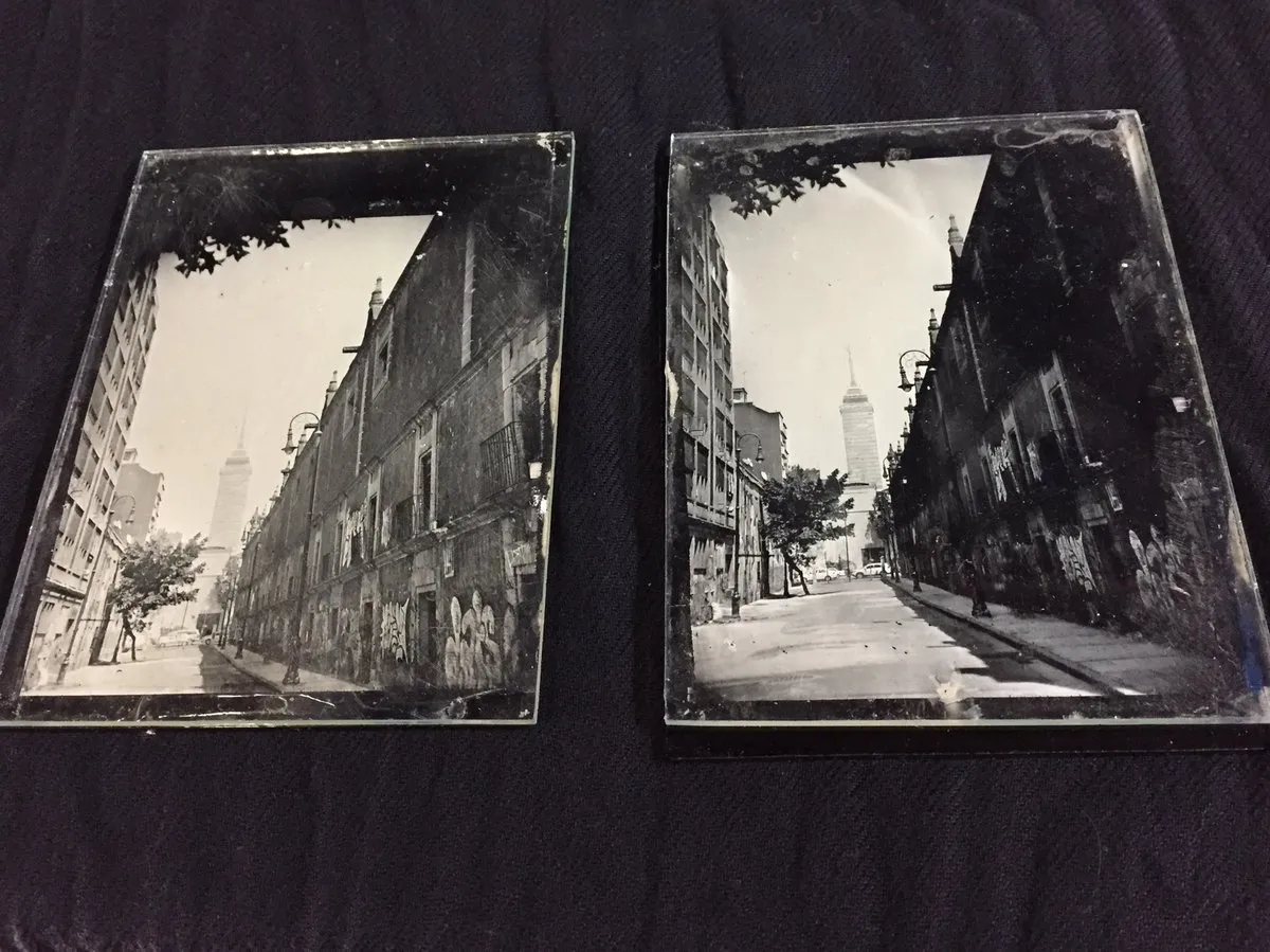 Imagen con dos placas de vidrio contenedoras de fotografías sacadas con la técnica del colodión humedo